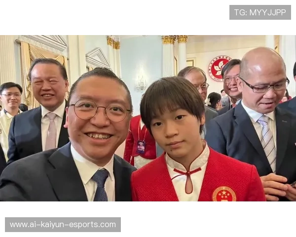 参加酒会的足球球星现身引发关注 与名流交际展现另一面风采